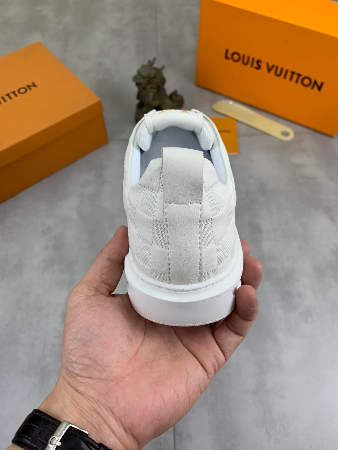 Men's men's shoes P440💰【Real price】Yangli🆘 💭💭New model launched【LOUlS VUlTTON】Louis Vuitton's new low-top men's shoes, high quality, support inspection! This style comes from Italy, very energetic and creative, giving people a comfortable and atmospheric visual impact❗Synchronization, the upper is made of silk calfskin with the original LV, imported soft sheepskin lining🐑Purely hand-stitched; LV original rubber outsole 4️⃣colors available Code number: 38~44